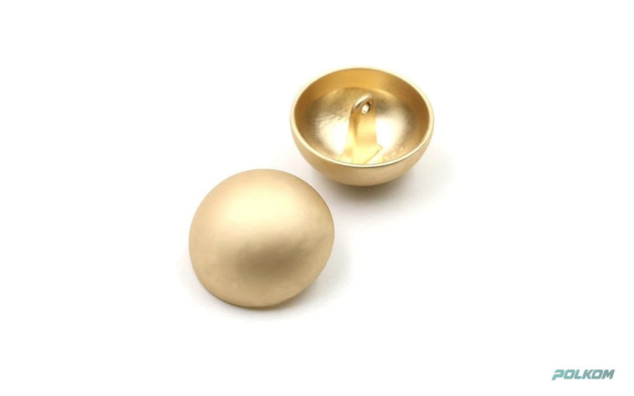 Boutons or mat et accessoires métalliques – la couleur tendance, sans reflets ni traces de doigts