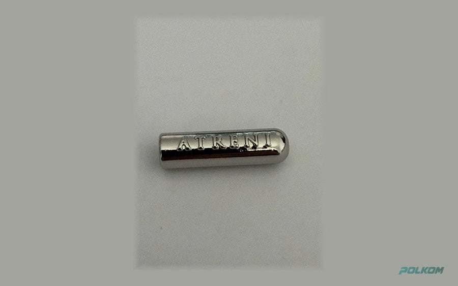 Metalowe zakończenia do sznurka z logo – 20 × 6 mm, na sznurek 5 mm