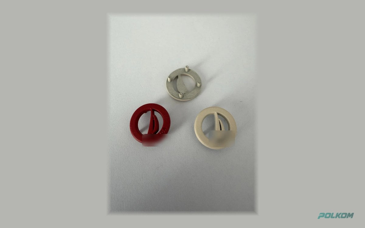 Dekorative metalemblemer med stifter og soft touch-overflade – silkeblød berøring, enhver farve