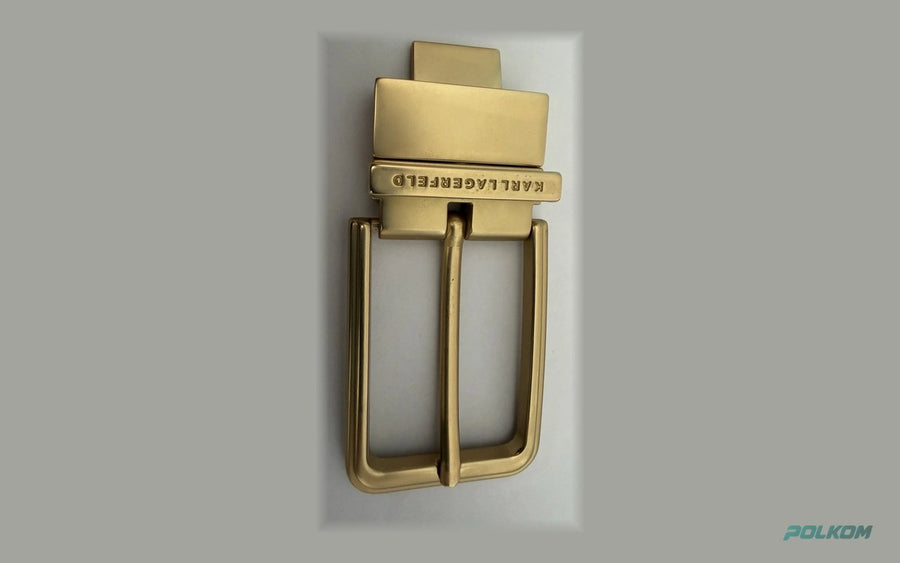 Fibbia metallica per cintura in oro opaco con morsetto e logo inciso – qualità premium