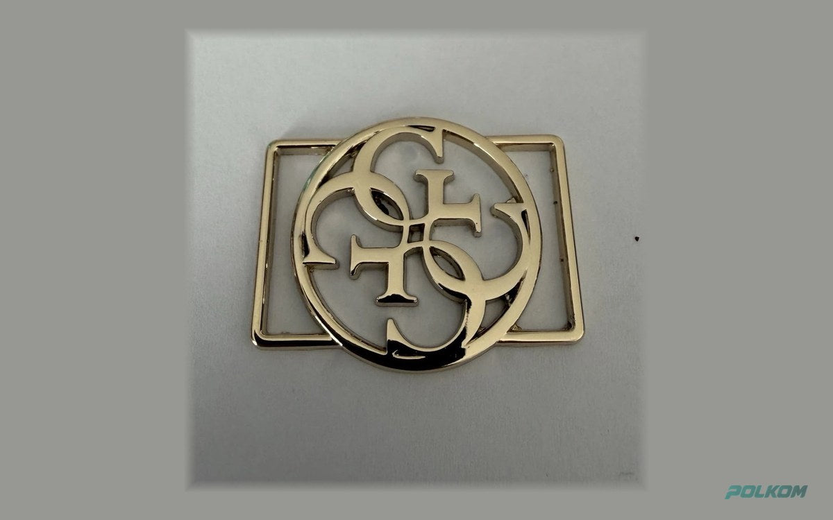 Logoplatta i metall med slitsar för band, resår eller bälte 20 mm – monogram i cirkel, guld