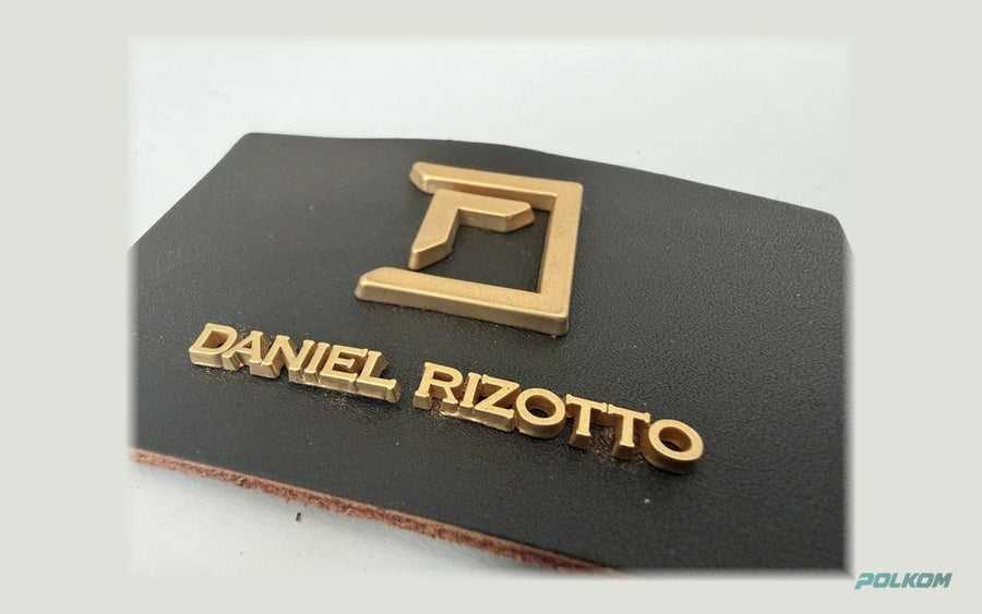 Premium læderetiket med metallogo – 8 × 5 cm, mat guld