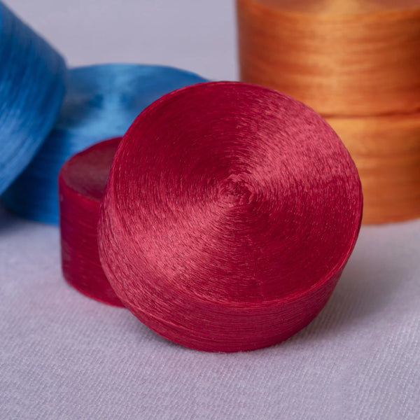 Confezioni di filo da ricamo in rayon lucido in rosso, blu e arancione