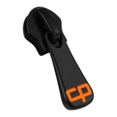 Sort lynlåsskyder med trækker og logo i orange emalje til jakker og rygsække