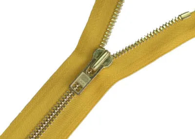Cerniera metallica giallo senape con denti e cursore in ottone, aperta – YKK