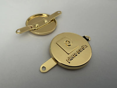 Okrągły metalowy medalion z wypukłym logo Ø 28 mm w złocie – przód i tył z płytką