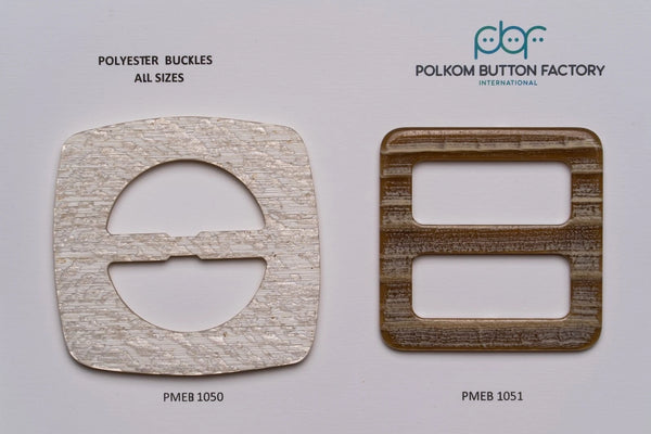 Fibbie quadrate in poliestere PMEB 1050 effetto madreperla e PMEB 1051 effetto legno a righe