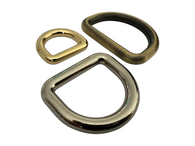 Argolas D premium robustas em metal espesso com forma sólida e bordas suaves