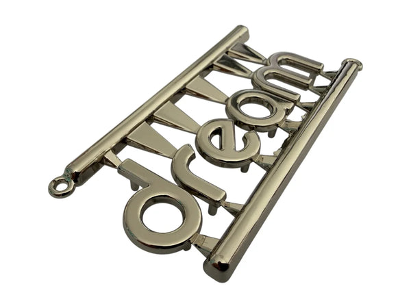 Lettres métalliques de logo à griffes sur cadre de montage, couleur nickel brillant (sans nickel) – 70 × 33 mm