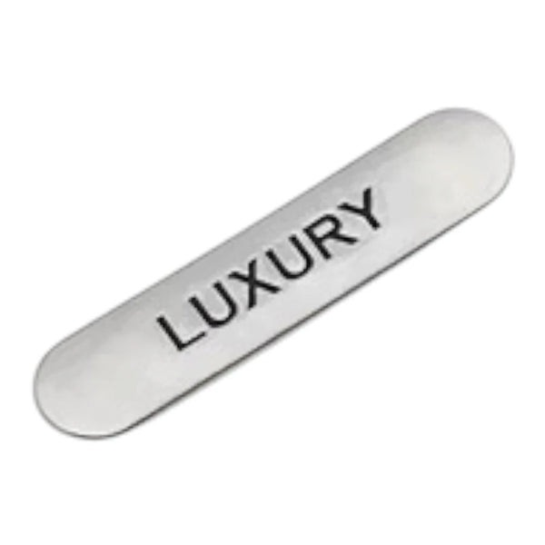 Plaques métalliques avec logo pour robes en 7 couleurs et chaînette de suspension au même logo