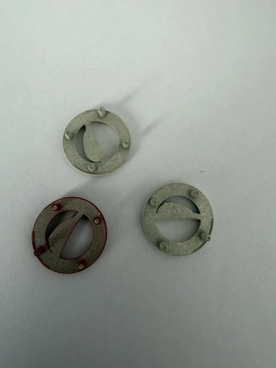 Bagside af metalemblemer med 4 stifter til fastgørelse gennem stof – dekorativt emblem til tøj