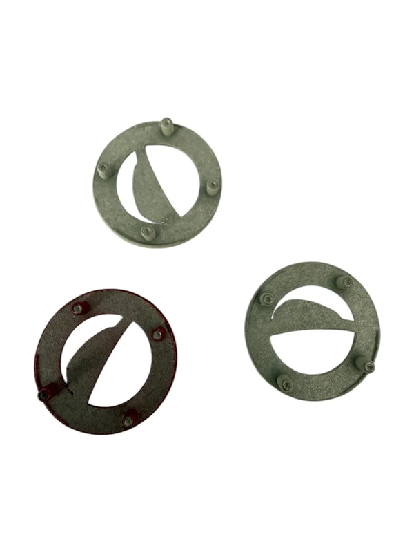 Emblèmes métalliques ajourés soft touch rouge et crème – face et dos avec griffes