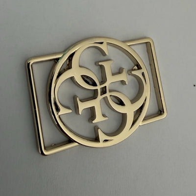 Metallplatta med monogram i cirkel för badkläder och bälten – sidovy av slitsarna på 20 mm