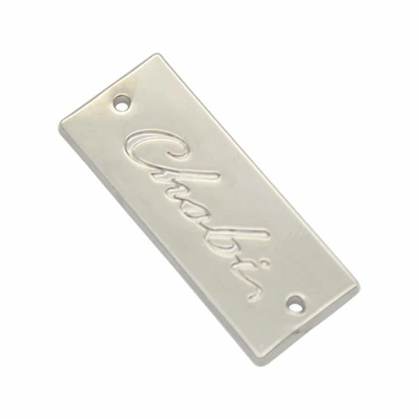 Plaques métalliques logo assorties – gravées, découpées et embossées, doré et argent