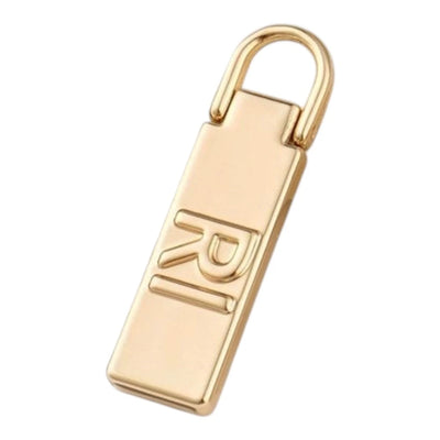 Lynlåstrækker i metal med præget monogram i guld og D-ring