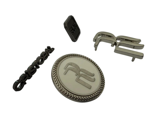 Ensemble d’étiquettes métalliques à prongs en 4 formes pour une marque – texte, emblème, plaque, monogramme