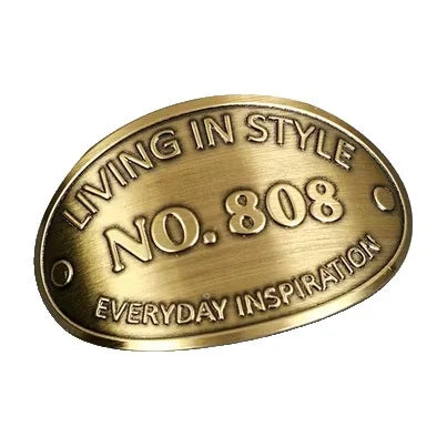 Oval metaletiket – antik messing med tekst i relief