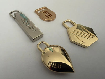 Breloques métalliques pour fermetures éclair avec logo en 4 formes – rectangle, rond, hexagone et goutte