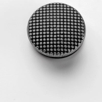 Bouton métal à relief pointillé en gunmetal vieilli, gris foncé mat, pour blousons homme