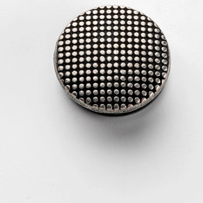 Bouton métal à relief pointillé en argent vieilli aux creux assombris pour veste en tweed