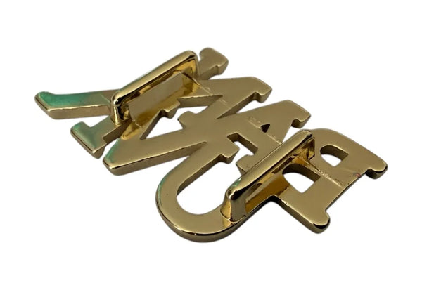Logo métallique en lettres en deux versions – pendentif et pour montage sur sangle, or