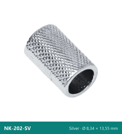 Snøreende i metal, riflet cylinder NK-202-SV – sølv, Ø 8,34 × 13,55 mm