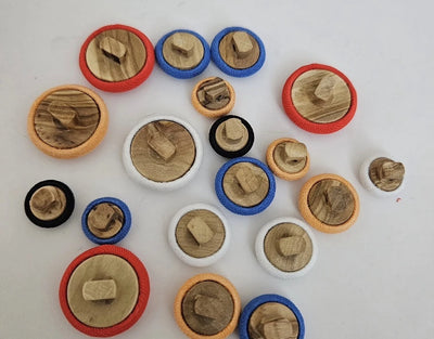 Botões forrados com tecido com base e pé de madeira em vermelho, azul, laranja e branco – vários tamanhos