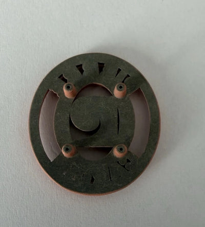 Ovalt gennembrudt metalemblem 27 × 25 mm i lyserød soft touch – bagside med 4 stifter
