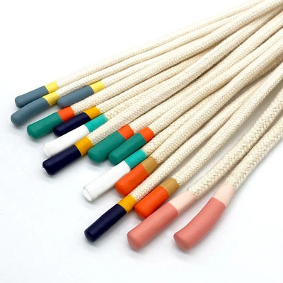Cordoncini in cotone ecrù con puntali in silicone bicolori in tanti colori per felpe