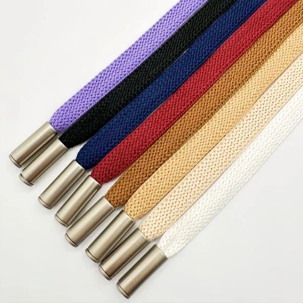 Cordoncini piatti viola, blu, rossi, beige e bianchi con puntali metallici opachi