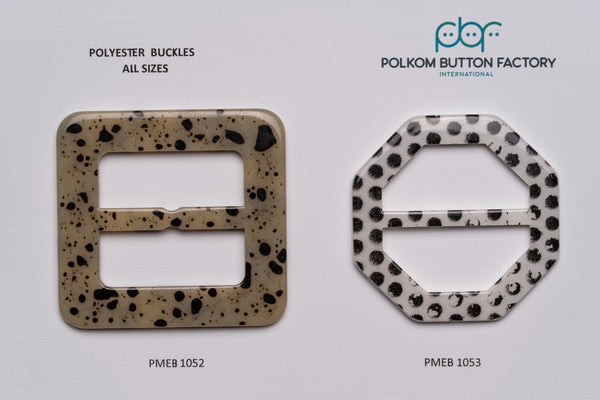 Fibbie in poliestere PMEB 1052 con macchie su beige e PMEB 1053 con puntini neri su trasparente