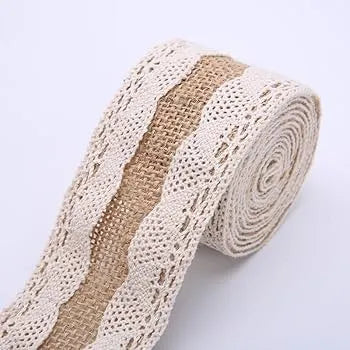 Rotolo di nastro in juta con pizzo di cotone crema lungo entrambi i bordi