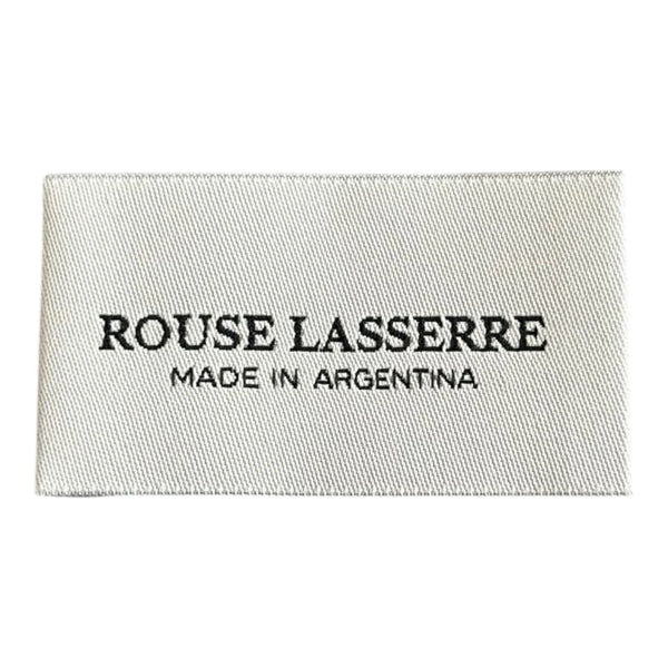 Wit satijnen geweven label met zwart logo en tekst "Made in"